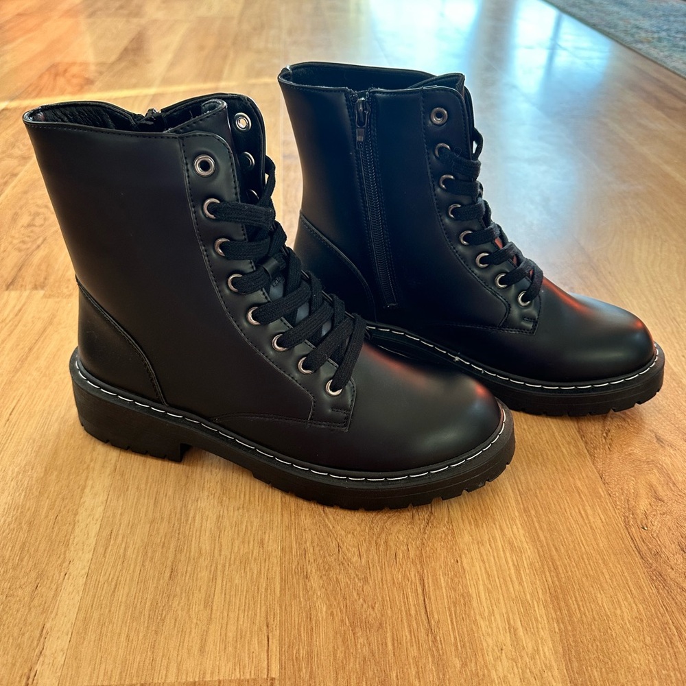 NWOT Women’s Black Lace Up Chelsea Boots